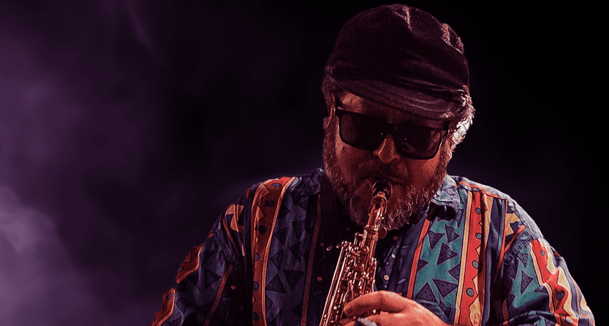 Ruben mederson con un saxo